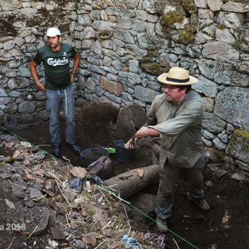 Arqueólogos galegos e lusos desenterran en O Cambedo a memoria do bombardeo de 1946
